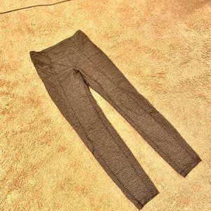 ATHLETA WOMEN'S GRAY/WHITE PRINTED ACTIVE PANT W/ BACK POCKET